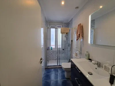 Baño; suelo de baldosas, luz natural