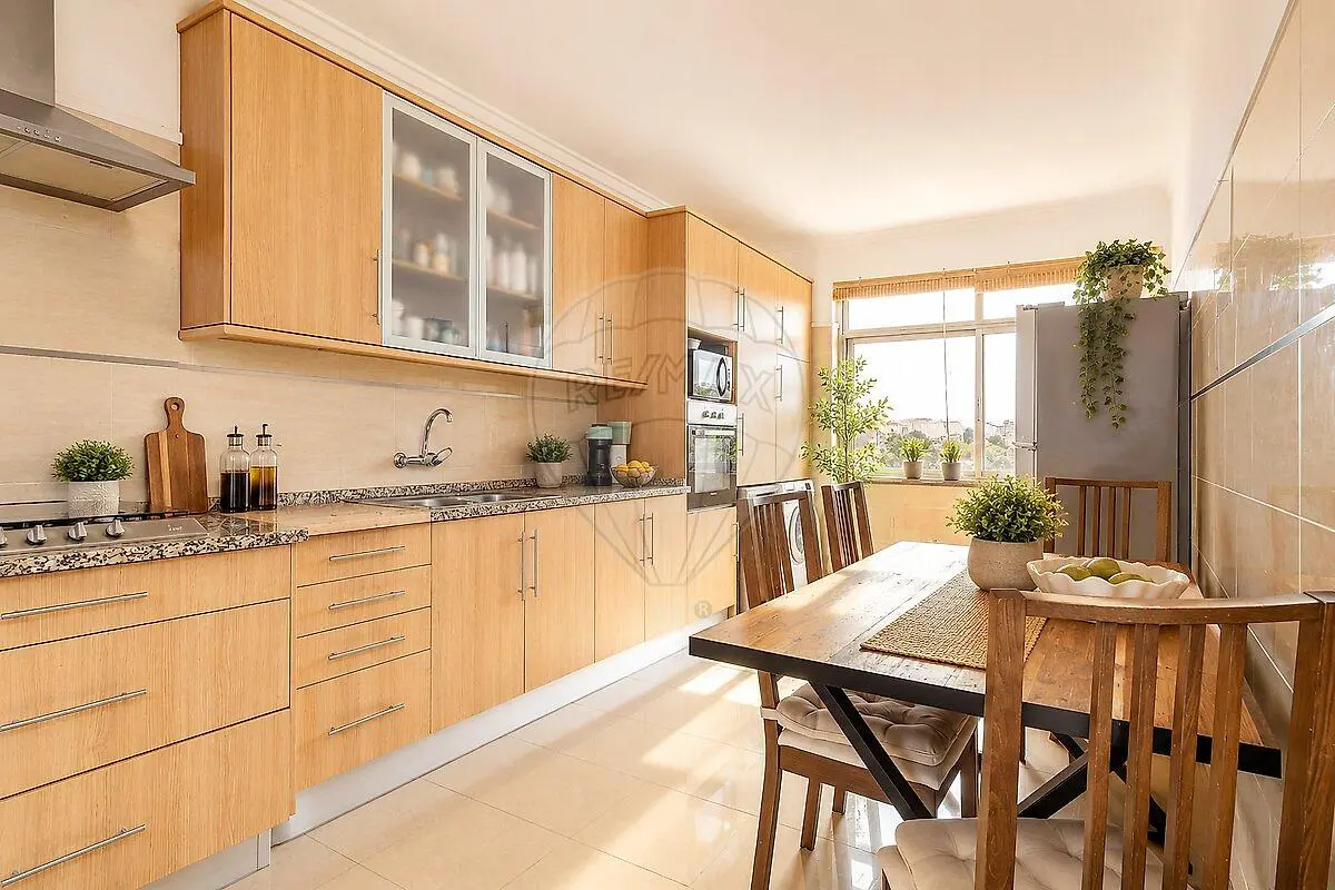 Cuisine; électroménager, carrelage, lumière naturelle, style moderne