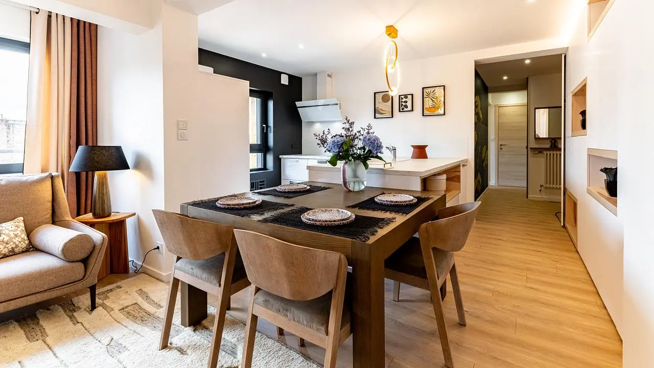 Wohnzimmer; tageslicht, holzboden, moderner stil