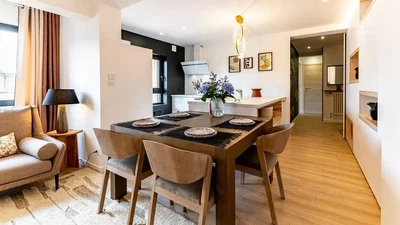 Wohnzimmer; tageslicht, holzboden, moderner stil