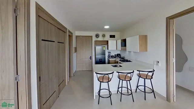 Cocina; electrodomésticos, luz natural, renovado, suelo de baldosas