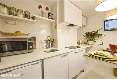Кухиња; кухињски апарати, природно светло, модерни стил