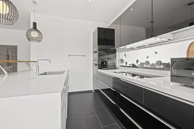 Küche; küchengeräte, fliesenboden, tageslicht, moderner stil