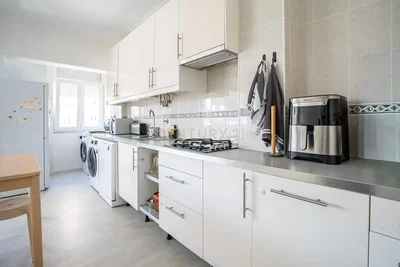 Cuisine; électroménager, carrelage, lumière naturelle