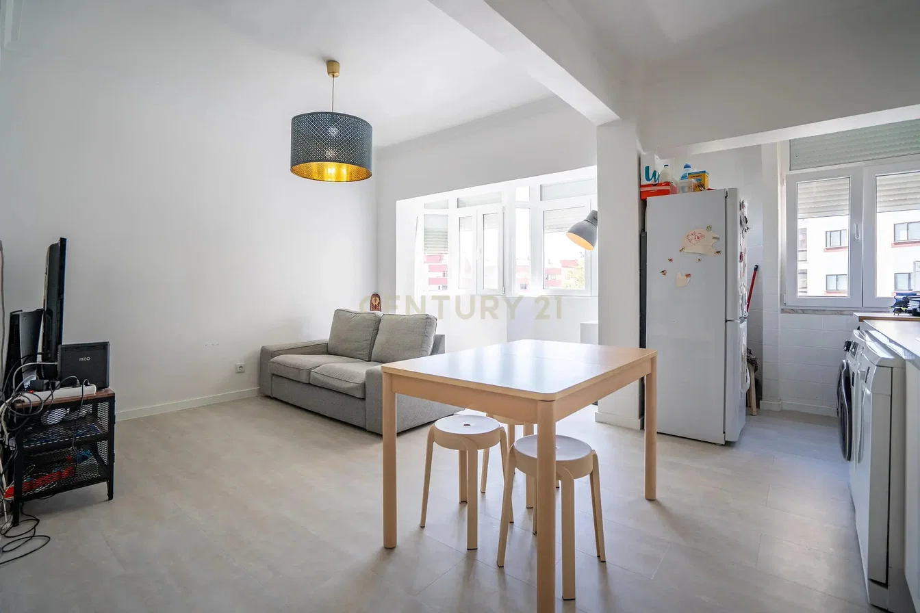 Salon; lumière naturelle, carrelage