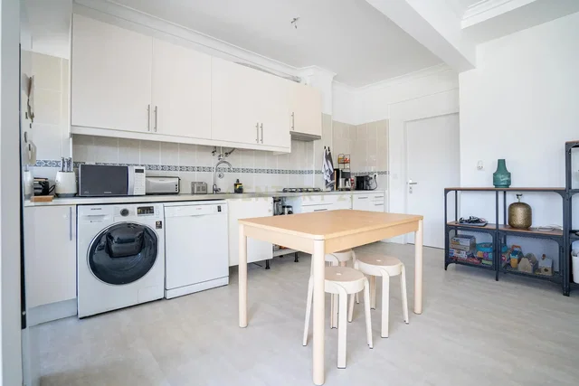 Cocina; electrodomésticos, suelo de madera, suelo de baldosas, luz natural, estilo moderno