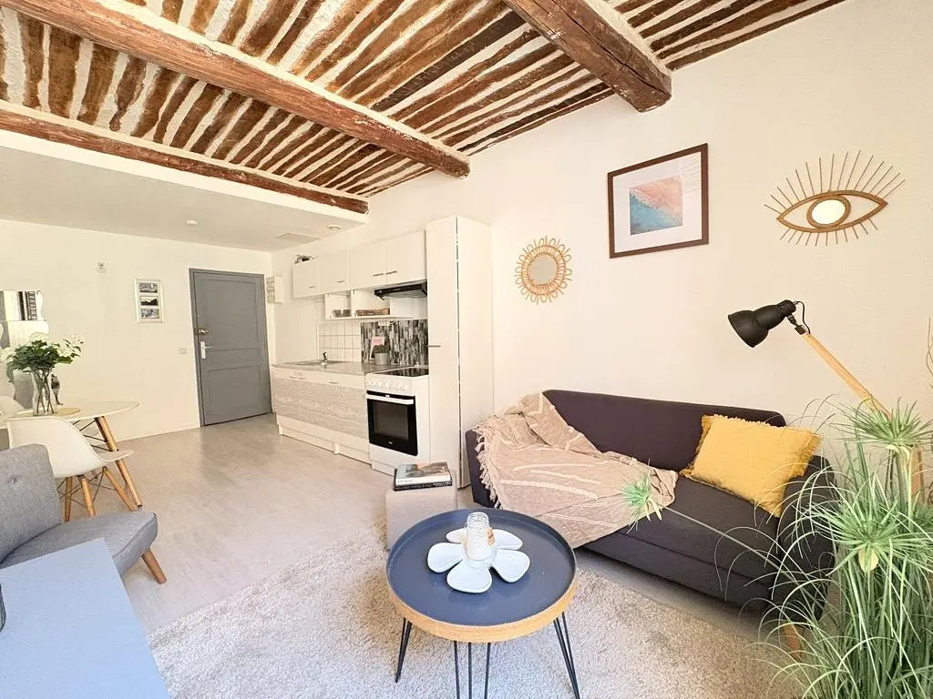 Wohnzimmer; tageslicht, moderner stil, holzbalken