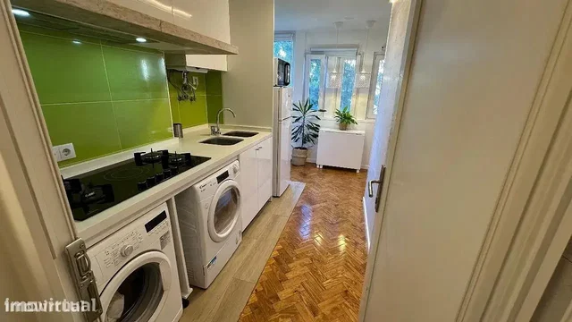 Keuken; keukenapparatuur, houten vloer, natuurlijk licht