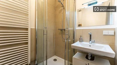 Banyo; fayans zemin, doğal ışık, tadilatlı