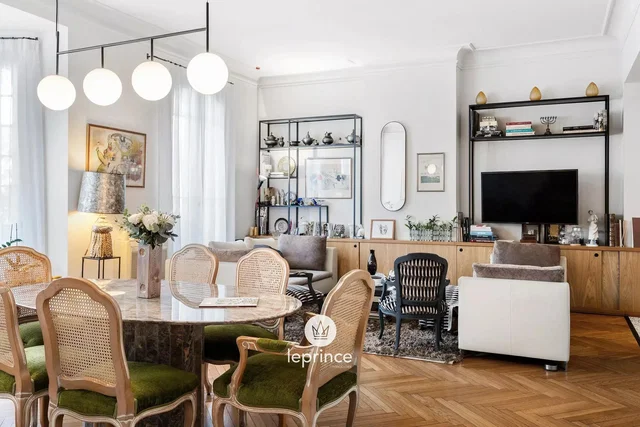 Woonkamer; moderne stijl, houten vloer, natuurlijk licht, gerenoveerd