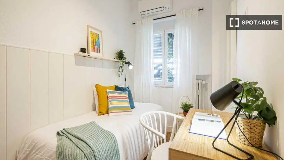 Yatak odası; doğal ışık, modern stil