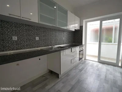Cozinha; eletrodomésticos, chão de azulejo, luz natural