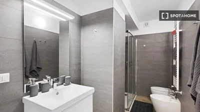 Salle de bain; lumière naturelle, carrelage, rénové