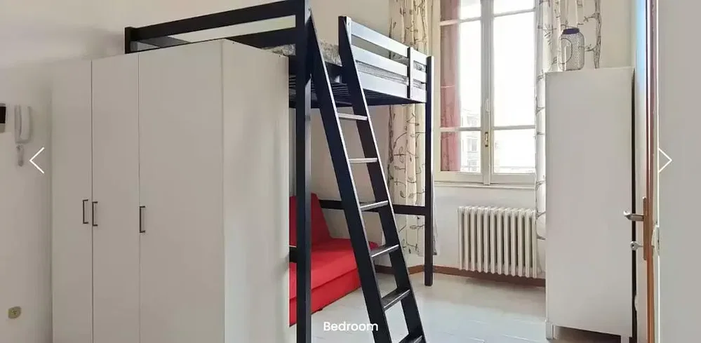 Ložnice; přirozené světlo, dřevěné trámy