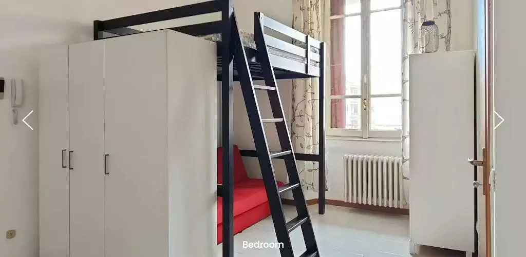 Ložnice; přirozené světlo, dřevěné trámy
