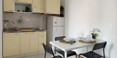 Kuchyně; kuchyňské spotřebiče, dlažba, přirozené světlo