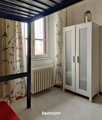 Ložnice; přirozené světlo, dlažba