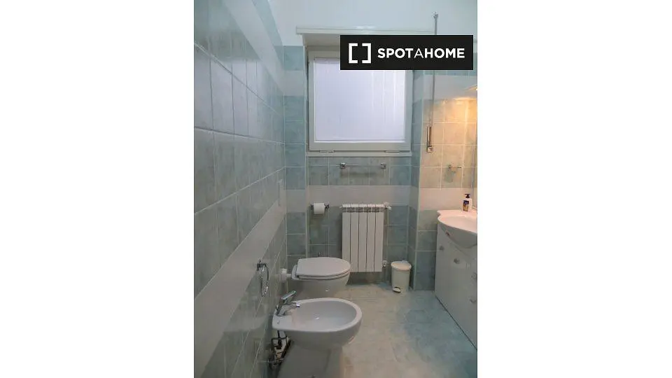 Toilette; fliesenboden, tageslicht
