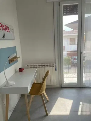 Chambre d'enfant; lumière naturelle, parquet