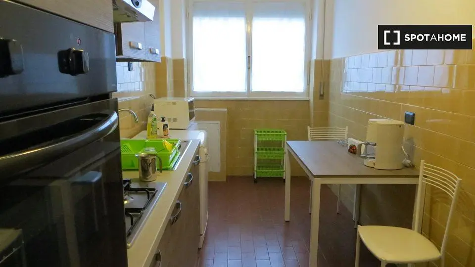 Küche; küchengeräte, fliesenboden, tageslicht