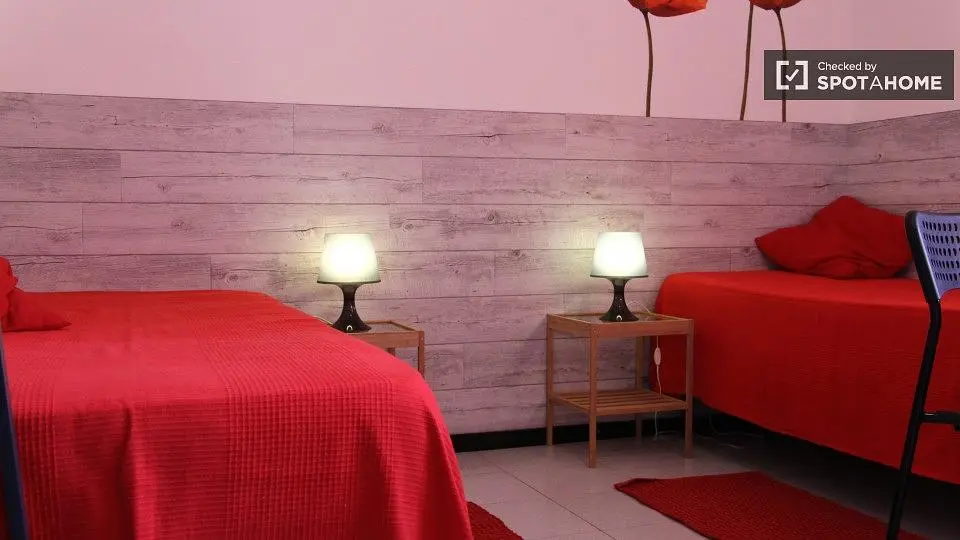 Schlafzimmer; holzbalken, moderner stil, tageslicht