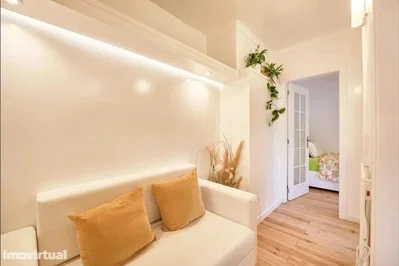 Sala de estar; luz natural, chão de madeira, estilo moderno