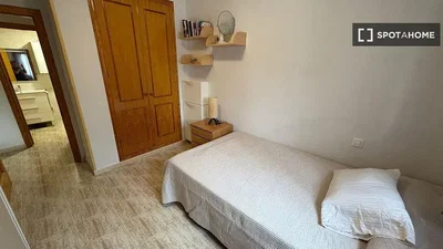 Schlafzimmer; fliesenboden, tageslicht