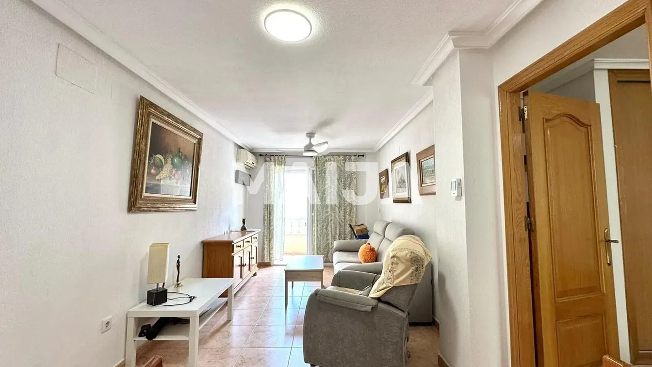 Wohnzimmer; fliesenboden, tageslicht