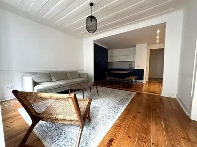 Wohnzimmer; holzboden, tageslicht