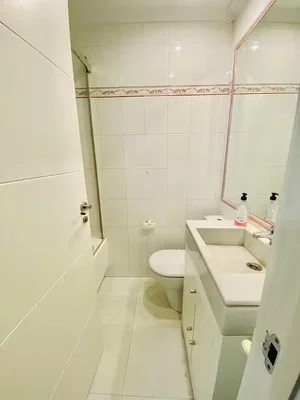 Toilet; tegelvloer, natuurlijk licht