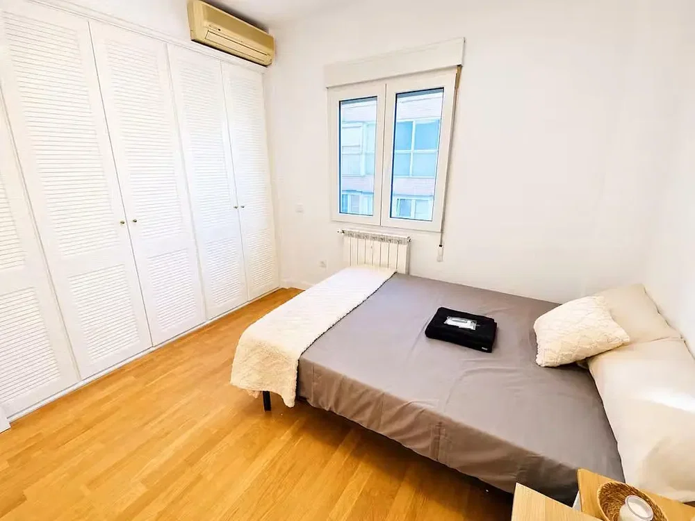 Slaapkamer; houten vloer, natuurlijk licht