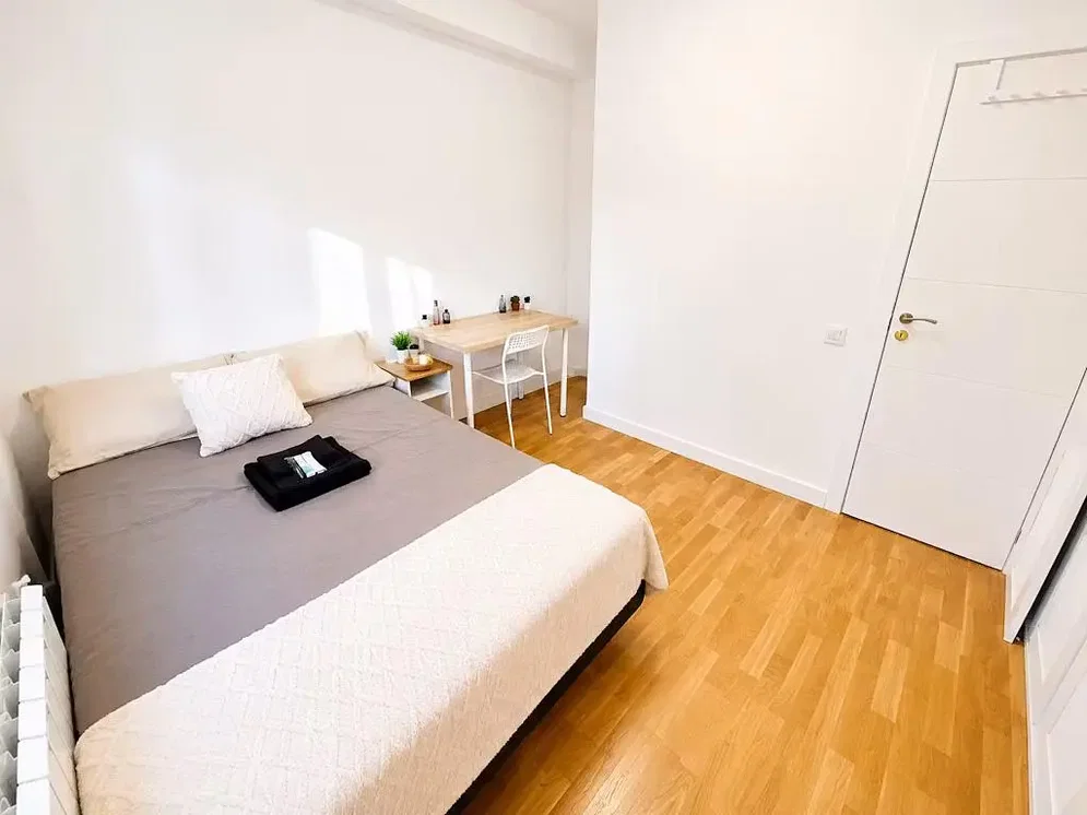 Slaapkamer; houten vloer, natuurlijk licht