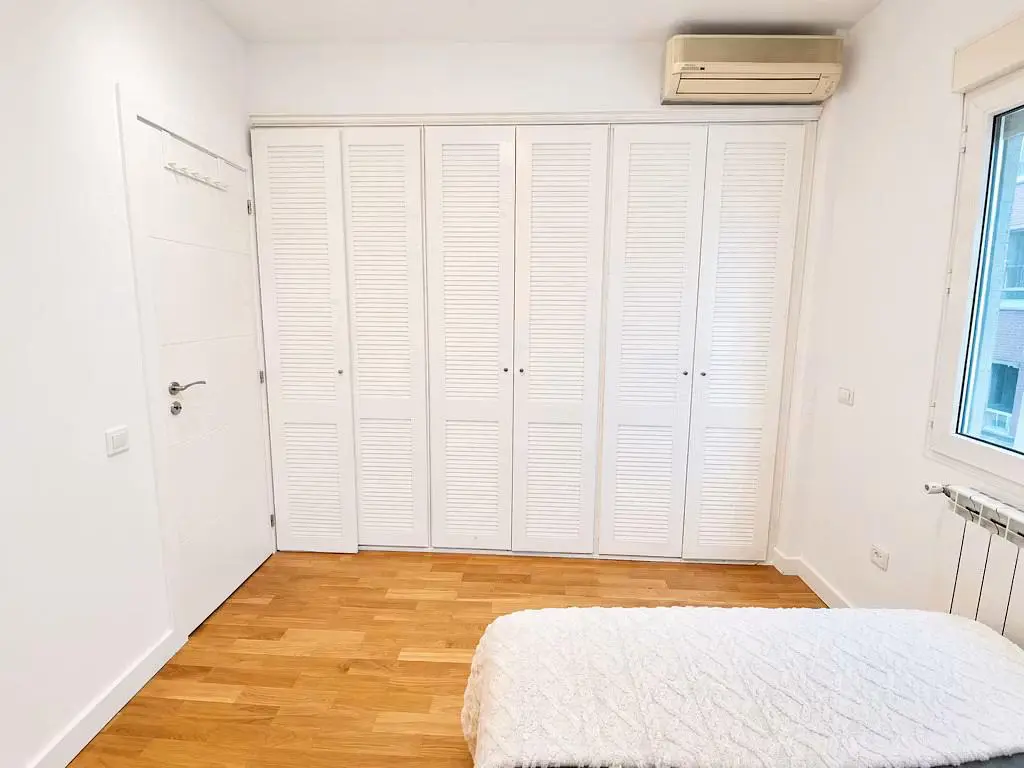 Slaapkamer; houten vloer, natuurlijk licht