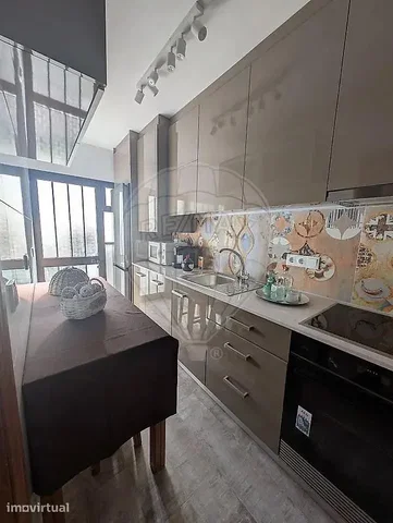 Keuken; keukenapparatuur, houten vloer, natuurlijk licht