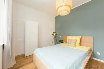 Camera da letto; pavimento in legno, luce naturale