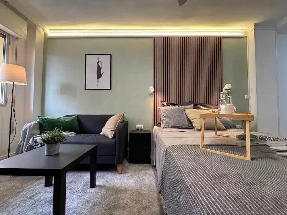 Yatak odası; modern stil, doğal ışık, ahşap zemin