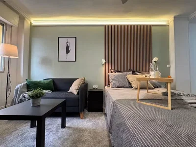 Yatak odası; modern stil, doğal ışık, ahşap zemin