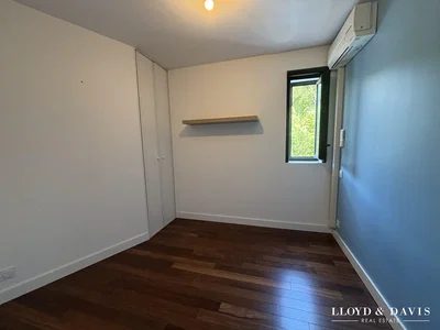 Schlafzimmer; holzboden, tageslicht