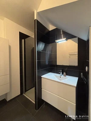 Badezimmer; fliesenboden, tageslicht