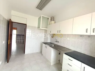 مطبخ; أرضية من البلاط, أجهزة المطبخ, ضوء طبيعي