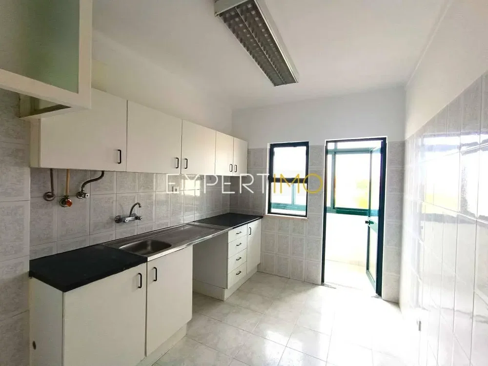 مطبخ; أجهزة المطبخ, أرضية من البلاط, ضوء طبيعي