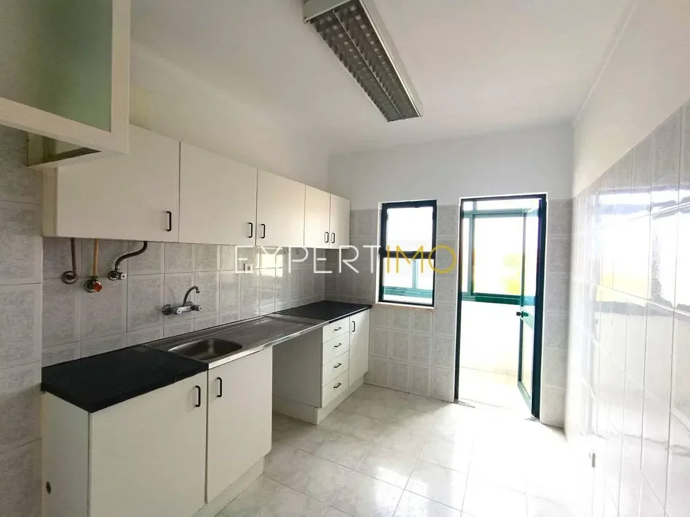 مطبخ; أجهزة المطبخ, أرضية من البلاط, ضوء طبيعي