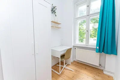 Camera da letto; pavimento in legno, luce naturale