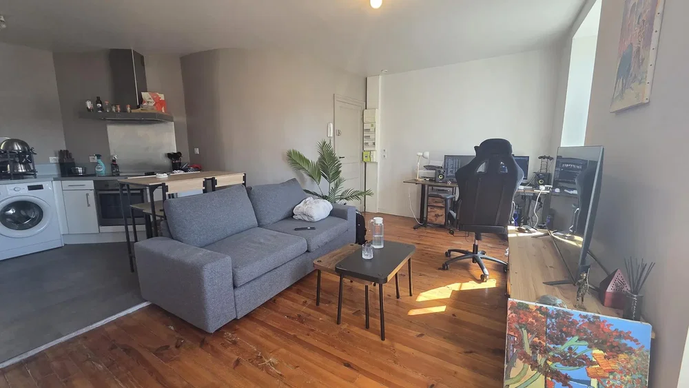 Living room; wood floor, natural light, modern style