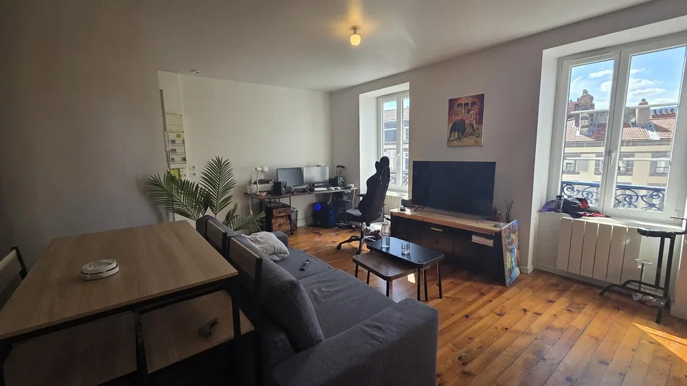 Living room; wood floor, natural light, modern style