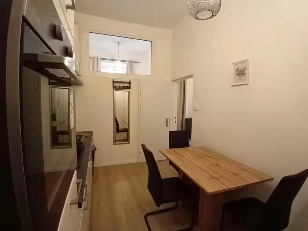 Кухиња; кухињски апарати, дрвени под, природно светло