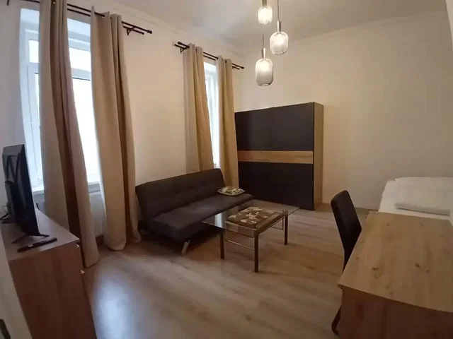 Дневна соба; дрвени под, природно светло