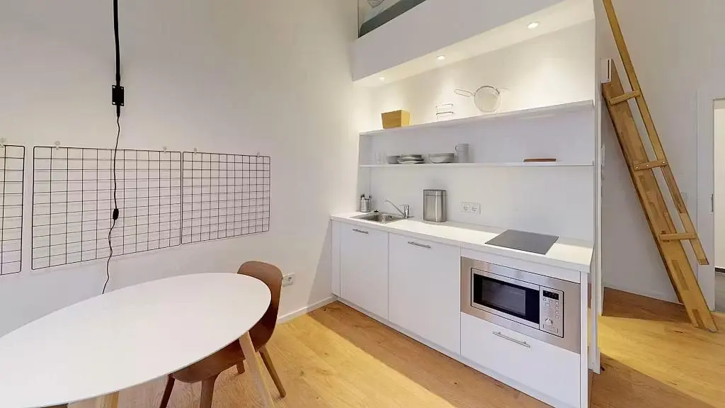 Cucina; pavimento in legno, elettrodomestici, luce naturale