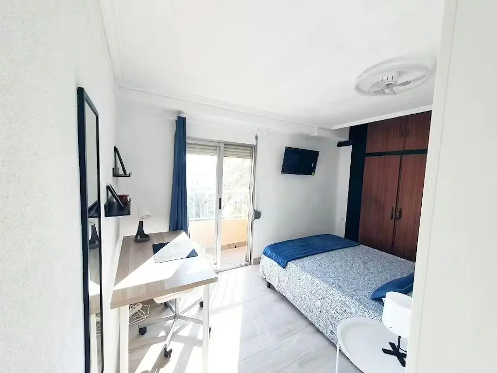 Camera da letto; luce naturale, pavimento in piastrelle