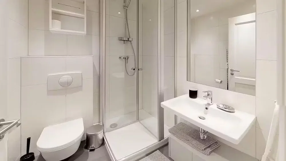 Bagno; pavimento in piastrelle, luce naturale, ristrutturato
